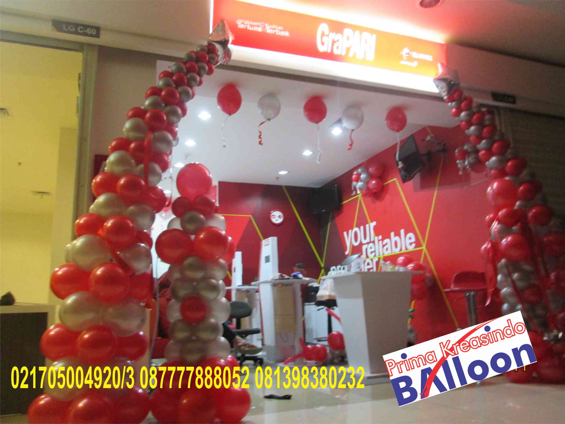 Dekorasi  balon  peresmiaan gerai grapari telkomsel di mall